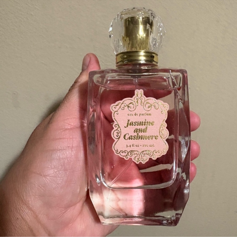 Tru Fragrance Jasmine and Cashmere Perfume Brand New
Never Used.